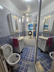 ein Badezimmer mit Toilette, Waschbecken und Dusche in der Unterkunft D'oro in Tulcea + 12 Fotos