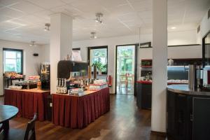 Kuchyň nebo kuchyňský kout v ubytování Montana Hotel
