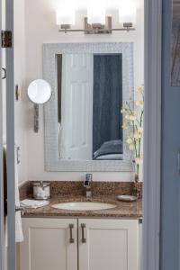 藍山的住宿－藍山美麗山區一室公寓，一间带水槽和镜子的浴室