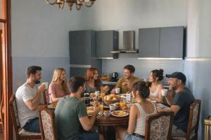a group of people sitting around a table eating at Shared rooms BOC in Brunate