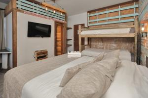ein Schlafzimmer mit zwei Betten und einem Flachbildfernseher in der Unterkunft Casa Vigas, Ex-Rustika Hotel in Viña del Mar