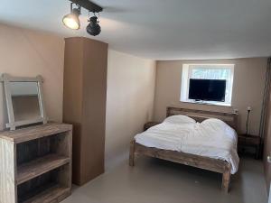a small bedroom with a bed and a window at Appartement voor Gezin Ardennen The Moon Valley in Amblève