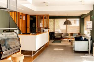 a kitchen and living room with a table and chairs at Vila Victor Mizuumi in Mamaia