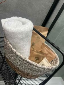 a basket filled with paper towels on a shelf at Apartament Centrum in Olsztynek +9 photos