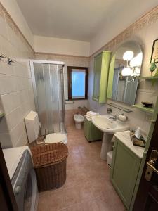 a bathroom with a sink and a toilet and a shower at Appartamento Storico a Palmanova in Palmanova