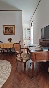 a living room with a desk and a chair at Appartamento Storico a Palmanova in Palmanova