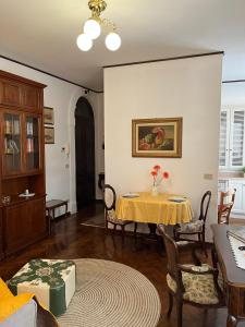 a living room with a table with a yellow table cloth at Appartamento Storico a Palmanova in Palmanova
