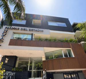 a building with a sign that reads akias del stario at Hotel Palmas del Estadio in Medellín