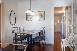 a dining room with a table and chairs at AT070 Piscina, 4 habitaciones, a 180m de la playa in Torredembarra