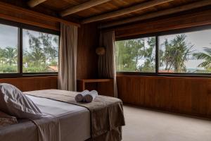 a bedroom with a bed with two towels on it at Aqua de Mar Condo Hotel in Icaraí +62 photos