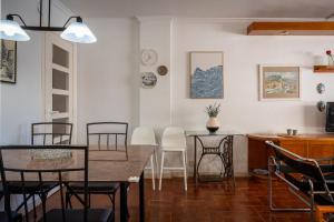 a dining room with a table and chairs at AT070 Piscina, 4 habitaciones, a 180m de la playa in Torredembarra +19 photos