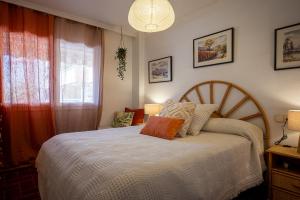 a bedroom with a bed and a window at AT070 Piscina, 4 habitaciones, a 180m de la playa in Torredembarra