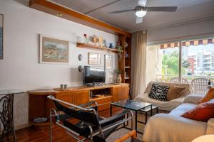 a living room with a couch and a tv at AT070 Piscina, 4 habitaciones, a 180m de la playa in Torredembarra