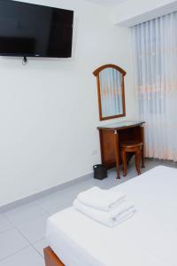 a room with a mirror and a table with a mirror at Zentra San José Hotel & Cowork in Chiclayo