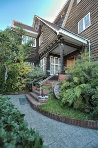 ein Haus mit einem Garten davor in der Unterkunft Casa Vigas, Ex-Rustika Hotel in Viña del Mar