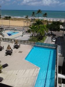 נוף של הבריכה ב-Betel Beach Flat Internacional Boa Viagem או בסביבה