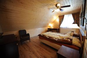 a bedroom with a bed and a ceiling fan at Willa pod stokiem Bolesławów in Bolesławów