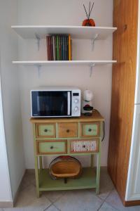 a small table with a microwave on top of it at L'Appartamentino in Casa Donato