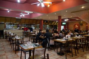 een groep mensen die aan tafels in een restaurant zitten bij Tony Center III in Las Toninas +18 foto's