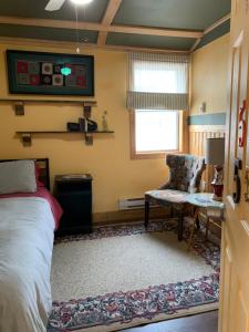 ein Schlafzimmer mit einem Bett, einem Stuhl und einem Tisch in der Unterkunft Hotel Midway in Midway + 3 Fotos