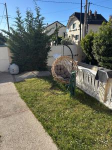 a wicker basket sitting on the side of a fence at Villa Champigny in Champigny-sur-Marne