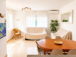 a living room with a table and a dining room at Casa Mañet - "Pet Friendly - Piscina Privada - Playa - BBQ - Parking - Delta de l'Ebre - Riumar" in Riumar