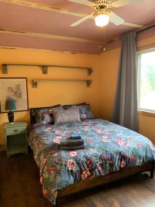 ein Schlafzimmer mit Bett und Deckenventilator in der Unterkunft Hotel Midway in Midway