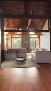 a living room with two couches and a rug at Lazer e descanso em Witmarsum in Palmeira