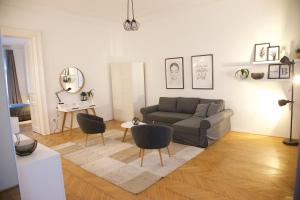 ein Wohnzimmer mit einem Sofa und einem Tisch in der Unterkunft Five Season's Apartment in Budapest