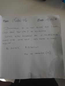 a handwritten note on a white board with handwriting at Les sables du midi in Valras-Plage