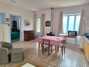 a living room with a table and a couch at La Cuccia del Sole Panoramische appartementen met zwembad in Cortemilia