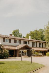 an image of the front of a building at Adishatz Motel in Biscarrosse