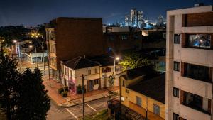 a city at night with buildings and street lights at Aparta Estudios Luz Galery in Bogotá