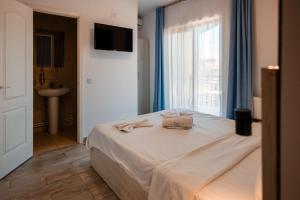 a bedroom with a bed with a bag on it at du Mio in Eforie Nord +69 photos