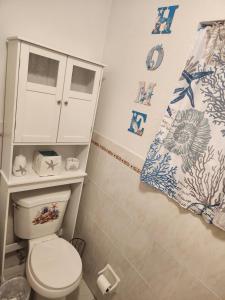 a small bathroom with a toilet and a towel at Comfy hideaway in Hollywood