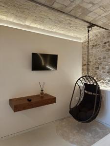 a room with a swing hanging from a wall at Gaeta Rooms in Lanciano