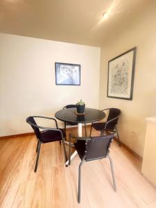 a dining room with a table and chairs at Subvolcanic Point in Arequipa