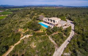an aerial view of a house with a swimming pool at Los Arcos in Felanitx