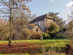 an old stone house in the middle of a field at 2 Bed in Beaworthy oc-77555 in Black Torrington