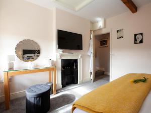 a bedroom with a fireplace and a tv on the wall at 2 Bed in Richmond oc-74284 in Reeth