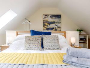 a bedroom with a bed with blue and white pillows at 1 Bed in Corsham oc-83690 in Box