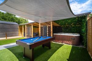 a pool table in the middle of a yard at The Cabin in Mountfield