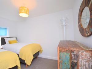 a bedroom with a bed and a mirror on the wall at 2 Bed in Bideford oc-75307 in Appledore