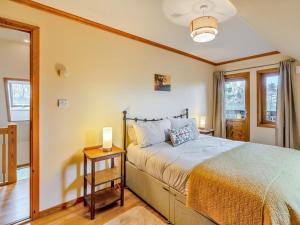 a bedroom with a bed and a table with a lamp at 3 Bed in Gordon oc-82788 in Gordon