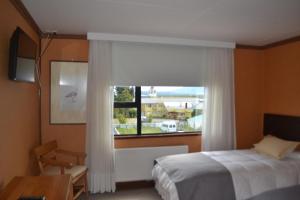 Postel nebo postele na pokoji v ubytování Hotel Saltos del Paine