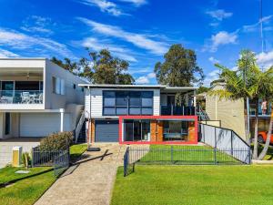 a home in the suburbs of sydney at Bayview Nook Tanilba Bay in Lemon Tree Passage