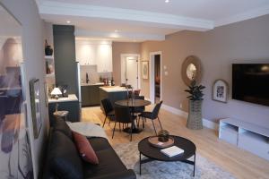 a living room with a couch and a table at Studio 27 in Magog-Orford