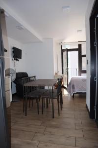 a dining room with a table and chairs and a bed at EON one bedroom aparment 905 in Estación Pamplona