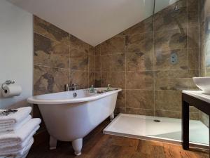 a bathroom with a tub and a sink at 1 Bed in Windermere oc-lcc57 in Ings