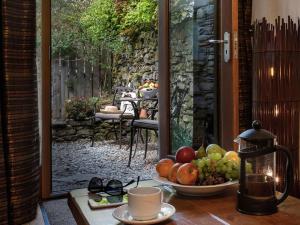 a table with a bowl of fruit on top of it at 1 Bed in Windermere oc-lcc57 in Ings
